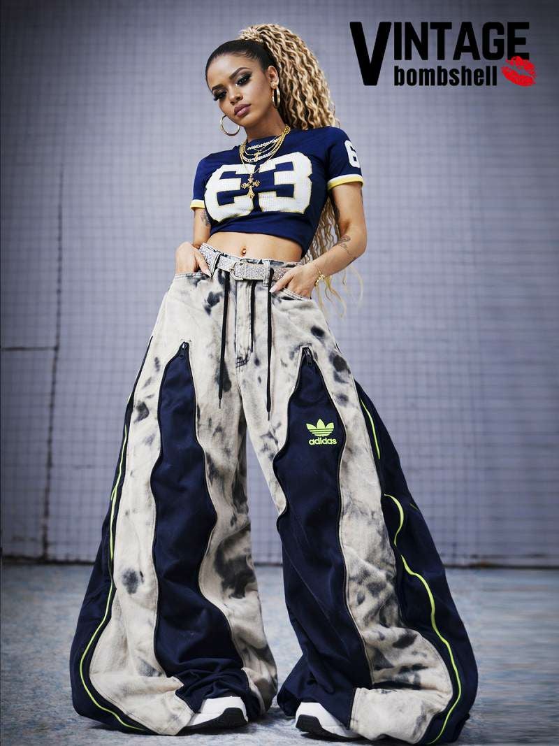 ネオンカラーのロゴが映えるadidasリメイク再構築4ジッパーワイドデニムパンツ【Bbヴィンテージ】