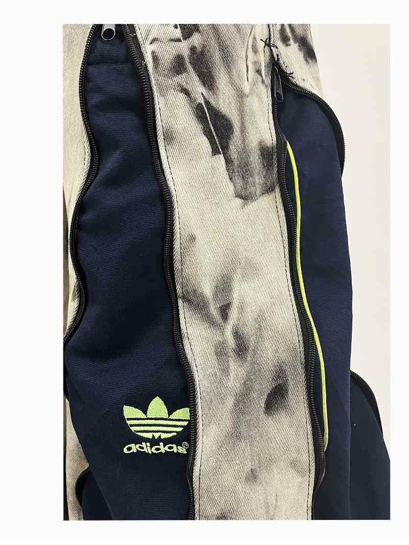 ネオンカラーのロゴが映えるadidasリメイク再構築4ジッパーワイド
