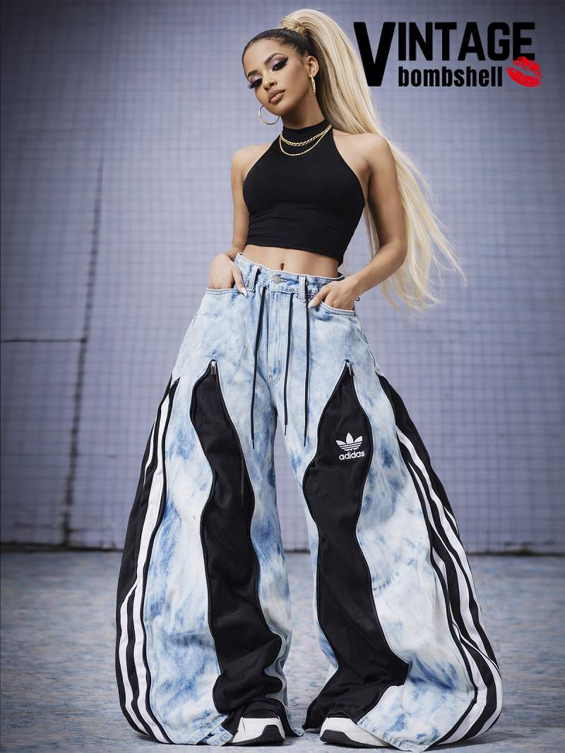 アディダスのロゴと3本ラインが際立つタイダイブルーの再構築リメイクワイドデニム【Bbヴィンテージ】 