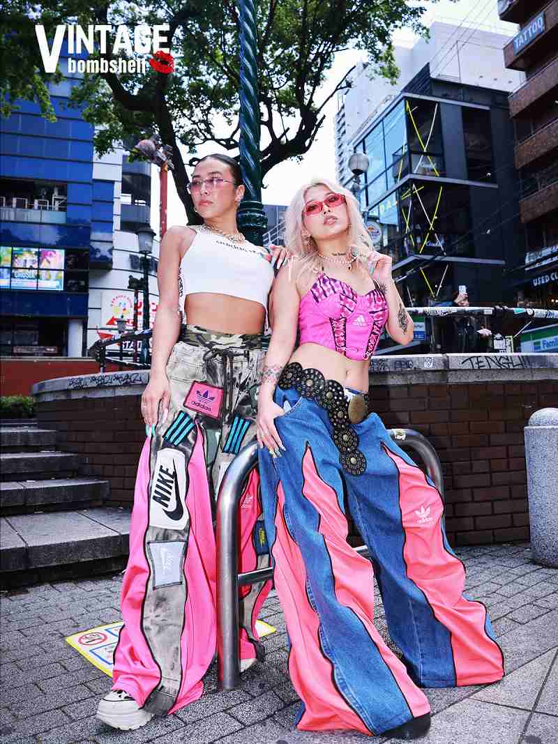 デニム リメイク ピンク セット ビビッドピンクのアディダスジャージが目を引く再構築リメイクワイド