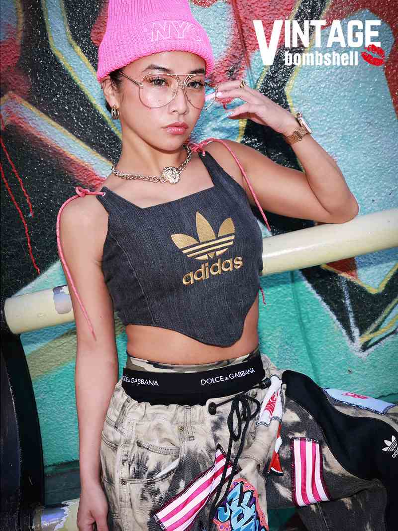 ゴールド刺繍のadidasロゴが映えるピンク紐リメイクデニムビスチェ【Bbヴィンテージ】